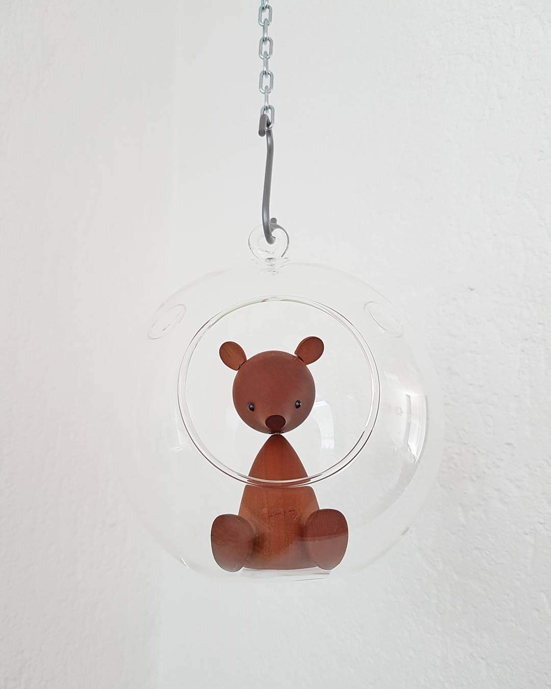 One glass of bear, please! 🐻
#nietvoeren #senshukai #royalpets #japanesevintage #woodenanimal #woodenanimals #houtenbeer #woodenbear #glazenbol #urbanjungle #homedecoration #letterbak