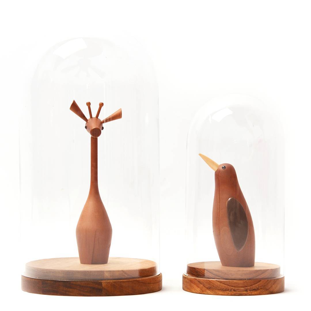 In de stolpjes van @IKEAnederland komen ze nog beter tot hun recht, deze vijftig jaar oude houten diertjes uit Japan!
#nietvoeren #ditbenikfotografie #japanesevintage #urbanjungle #interieurinspiratie #stolp #cloche #woodenanimals #pinguin #giraffe #ikeabijmijthuis