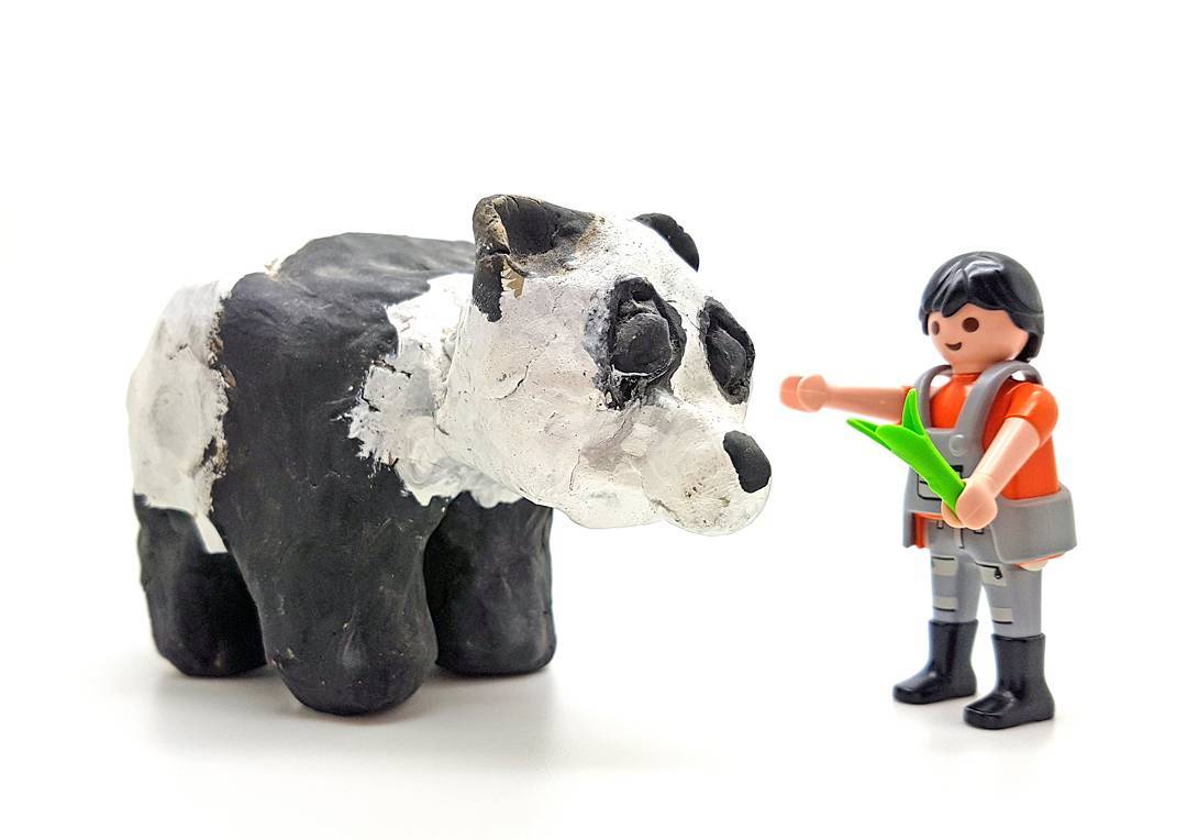 Halverwege de jaren 80 knutselde mijn broertje deze superschattige panda in elkaar tijdens het vak handenarbeid op school. Ruim 30 jaar oud maar inmiddels weer helemaal hip, deze kleine reuzenpanda! 🐼

Tiny giant panda, handmade by my younger brother as a child in the mid eighties. Over 30 years old, but still in mint condition and supercute! 🐼

#throwbackthursday #vintagepanda #wuwen #xingya #pandamania #ouwehandsdierenpark #boetseerklei #notforsale