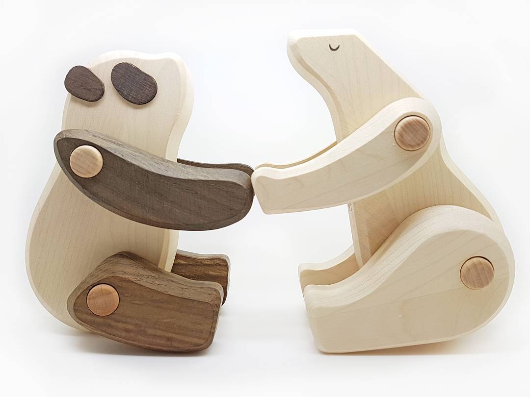 Bear hug! 🐼🐻
#nietvoeren #bajowoodentoys #bearhug #ouwehandsdierenpark #reuzenpanda #ijsbeer #giantpanda #polarbear #bearsofinstagram #wooddecor #wooddesign #urbanjungle #woonaccessoires #inlove #winterklaas