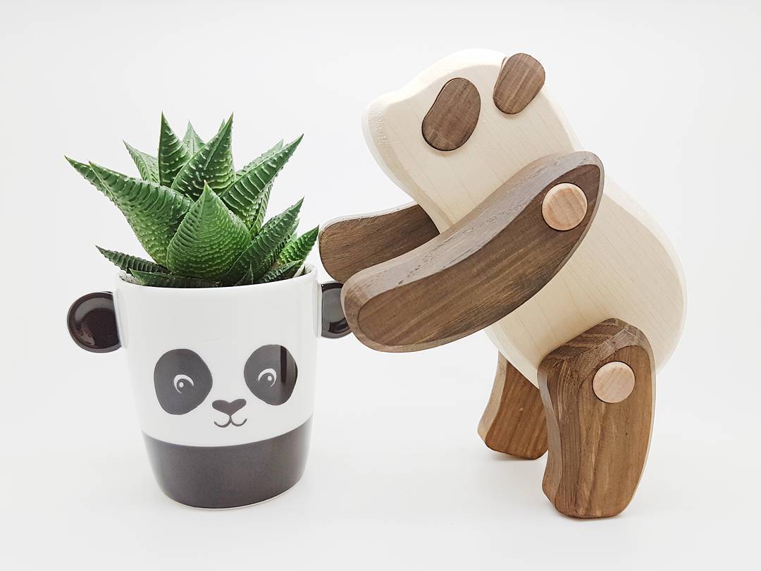 Zin om je woonkamer te pimpen met een panda? Het mokje is van H&M Home en de kleine reuzenpanda shop je op www.nietvoeren.nl 🐼
Pimp up your home with a panda! 🐼
#nietvoeren #HMHome #urbanjungle #cactus #pandamania #pandakoorts #ouwehandsdierenpark #homedecor #woonaccessoires #woonkamer