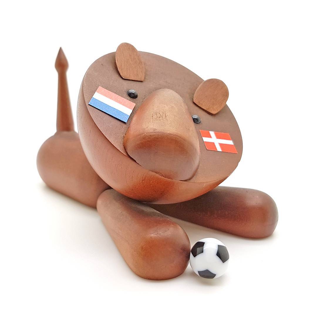 Succes dames! ⚽ 
Held og lykke ladies! ⚽
#nietvoeren #oranjeleeuwinnen #ekvrouwen2017 #weuro2017 #em2017 #holdan #vierdanskerne #enschede #grolschveste #oranjekoorts #wooddesign #wooddecor