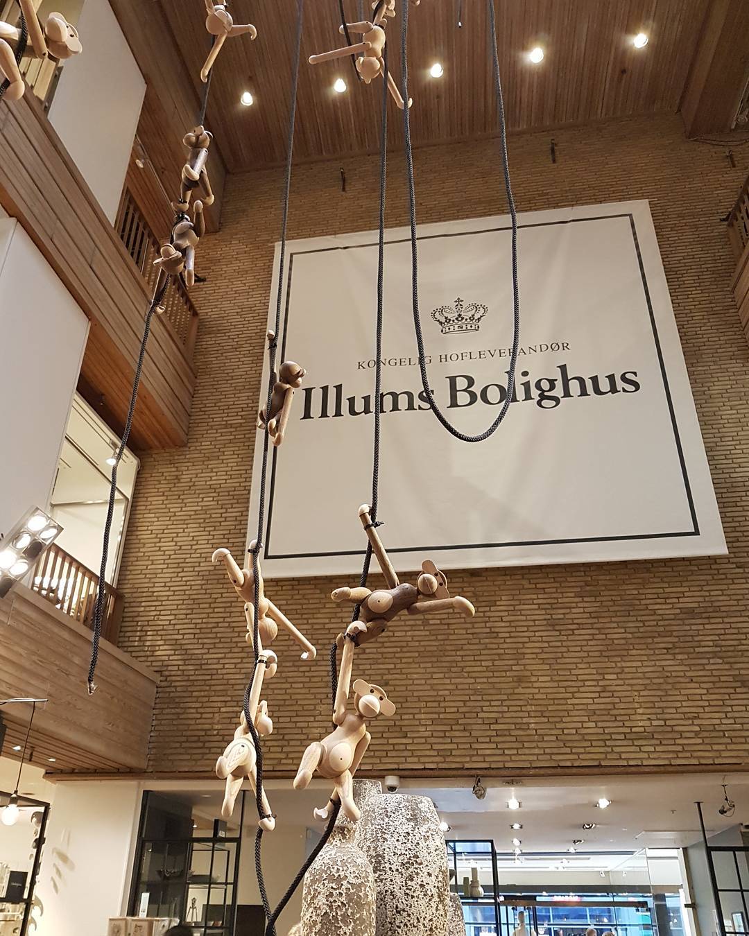 Aapjes kijken in Kopenhagen! En het bleef niet bij kijken alleen... 🐵
#nietvoerenopvakantie #illumsbolighus #wonderfulcopenhagen #kaybojesenmonkey