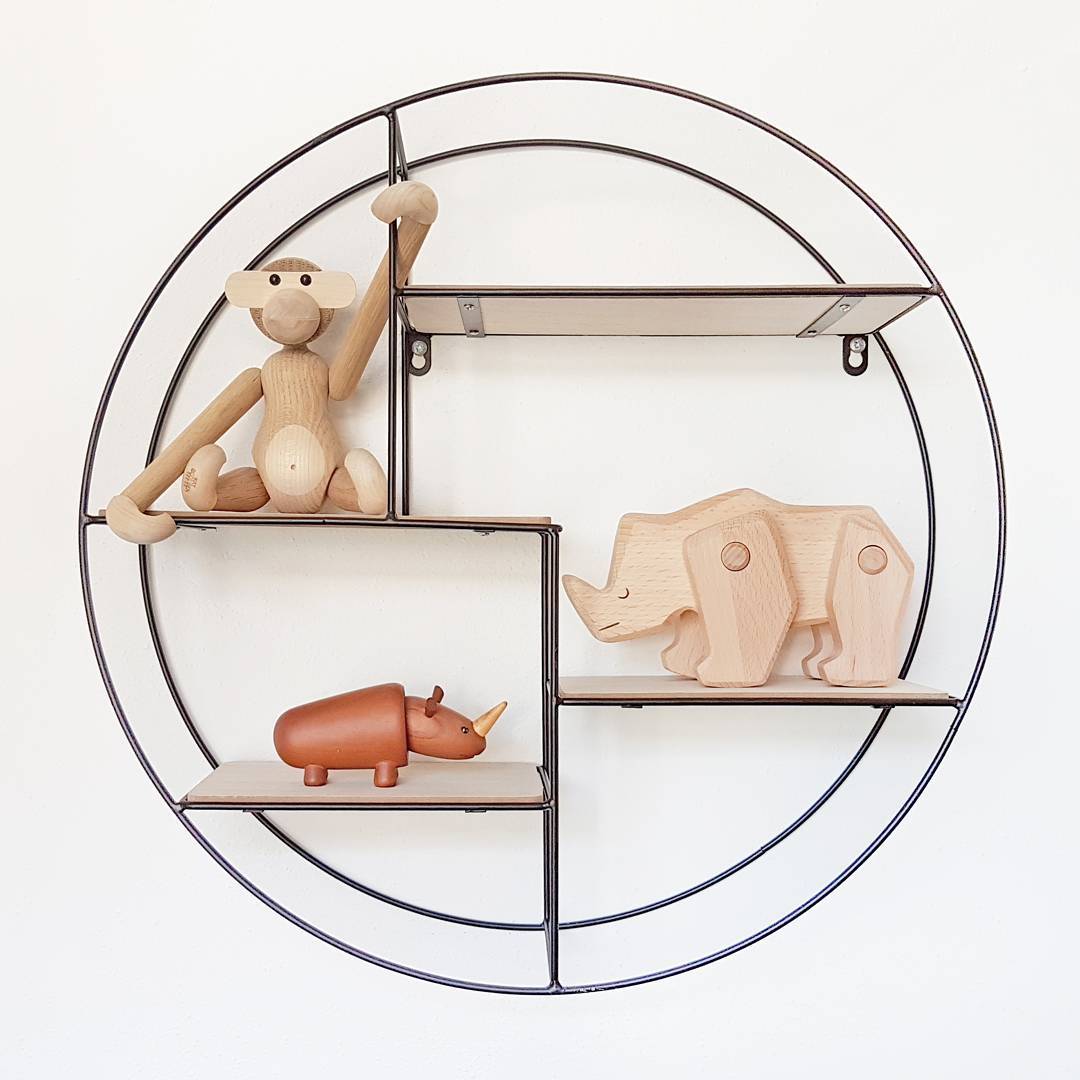 Op vakantie scoorde ik bij Søstrene Grene dit fotogenieke wandrekje. Ben bang dat jullie dit ronde schatje nog heel vaak terug gaan zien op m'n feed! 📸
#nietvoeren #sostrenegrene #shelfie #urbanjungle #urbanzoo #neushoorn #rhinoceros #kaybojesenmonkey #woonaccessoires #letterbak #wooddecor