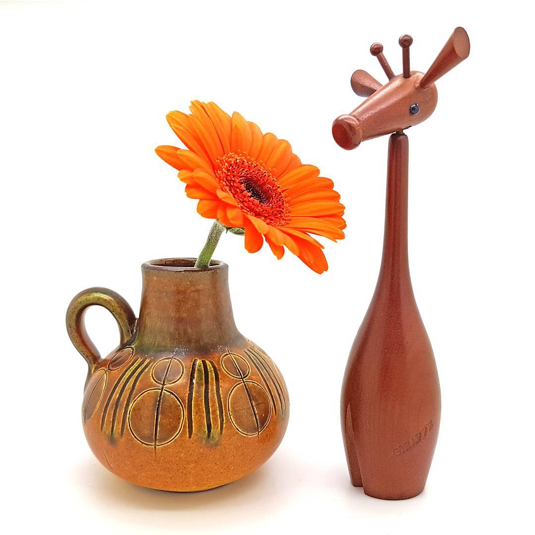 Goedemorgen IG vrienden! Wake up and smell the gerbera's! 🌻
#nietvoeren #goodmorning #giraffe #gerbera #urbanjungle #japanesevintage #midcenturydesign #wooddecor #wooddesign #letterbak #woonaccessoires #voorlara