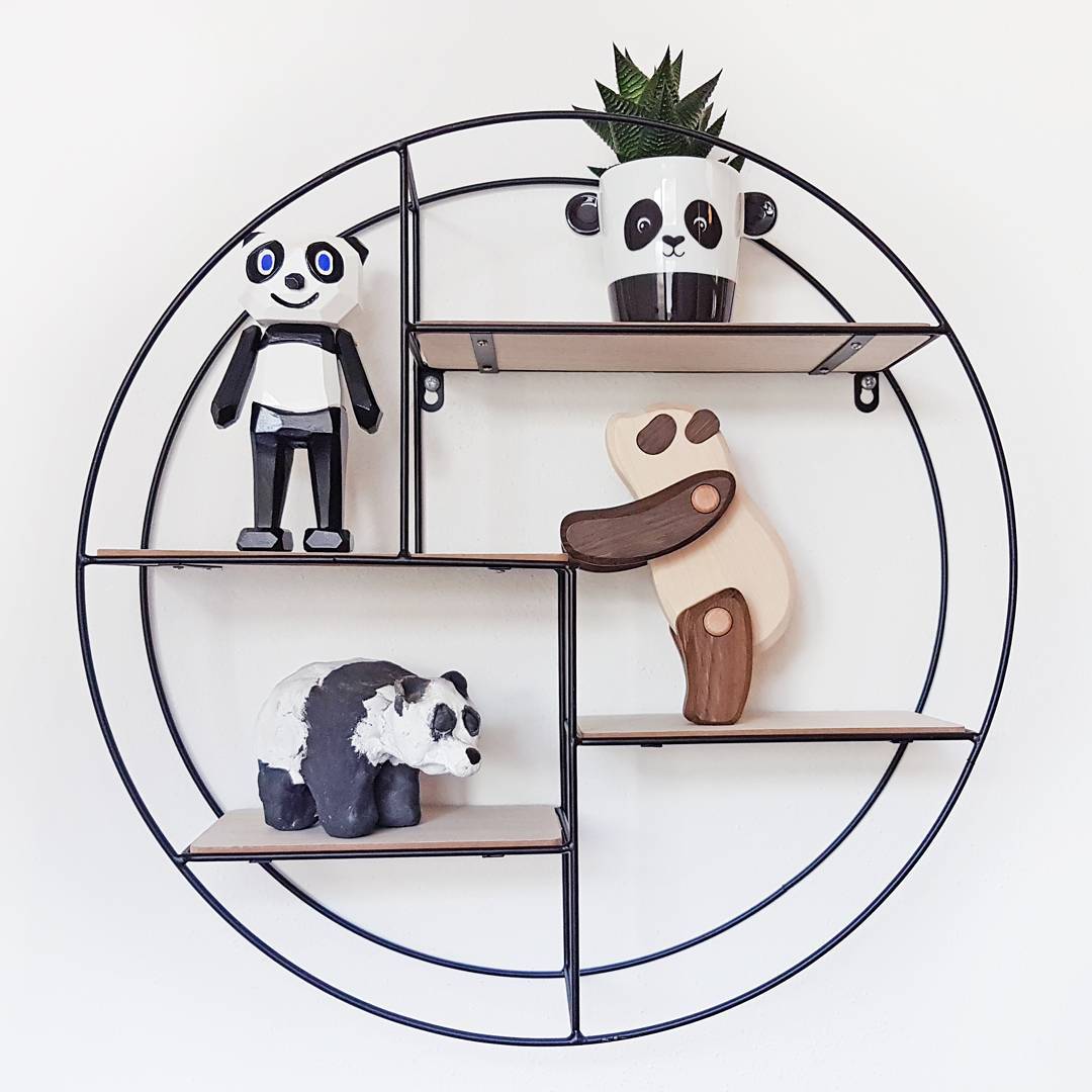 Hebben jullie de nieuwe commercial van Reaal al gezien met Freek Vonk? Ik heb m'n wandrekje erop afgestemd vandaag! 🐼🐼
#nietvoeren #freekvonk #humor #panda #pandamania #pandakoorts #giantpanda #reuzenpanda #ouwehandsdierenpark #shelfie #wandrek #letterbak #woonaccessoires #wooddecor #wooddesign #urbanzoo