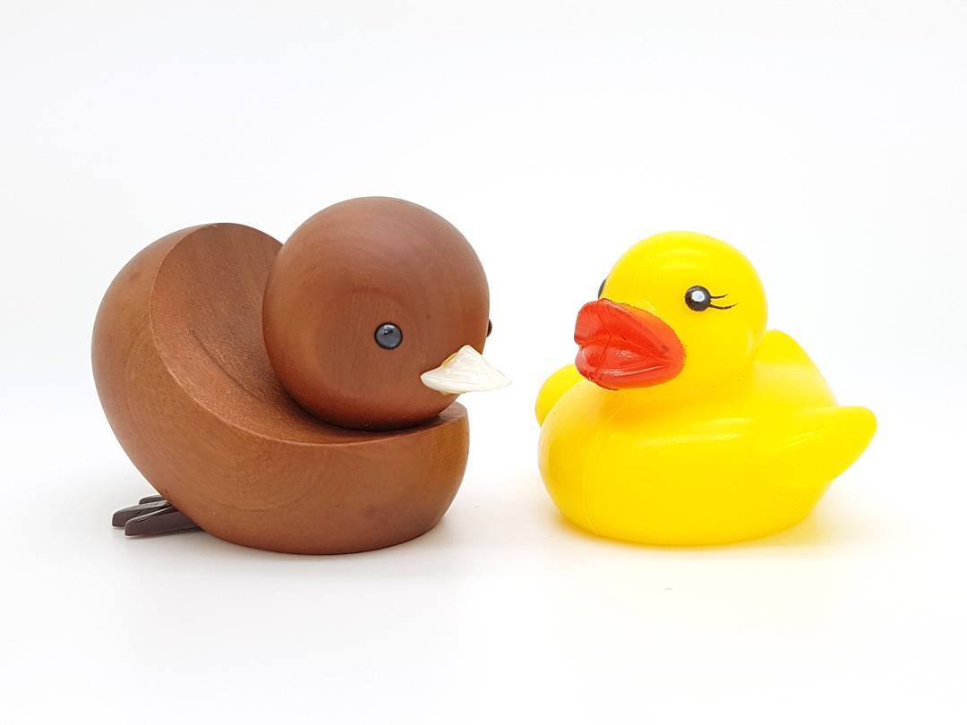 Left: made in Japan 🦆 Right: made in China 🦆
#nietvoeren #badeend #rubberduck #yellowduck #badkamer #bathroom #japanesevintage #madeinchina #midcentury #woonaccessoires