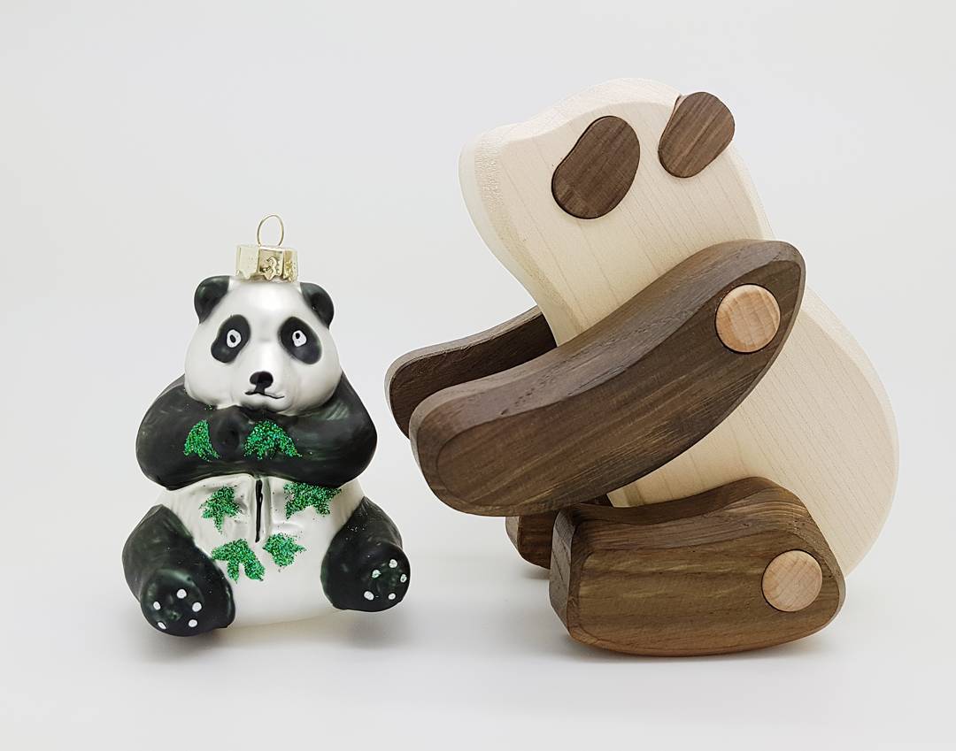 Terwijl buiten de 25°C werd aangetikt kocht ik afgelopen week hele speciale kerstballen bij @hemanederland! 😍
Mogen jullie raden wat het thema van mijn kerstboom wordt dit jaar... 😆
#kerstbijnietvoeren #hema #zwartwittekerst #pandaboom #pandatree #pandalove #pandamania #pandasia #kerst2017 #christmas2017 #christmasornaments #kawaii #panda #urbanzoo