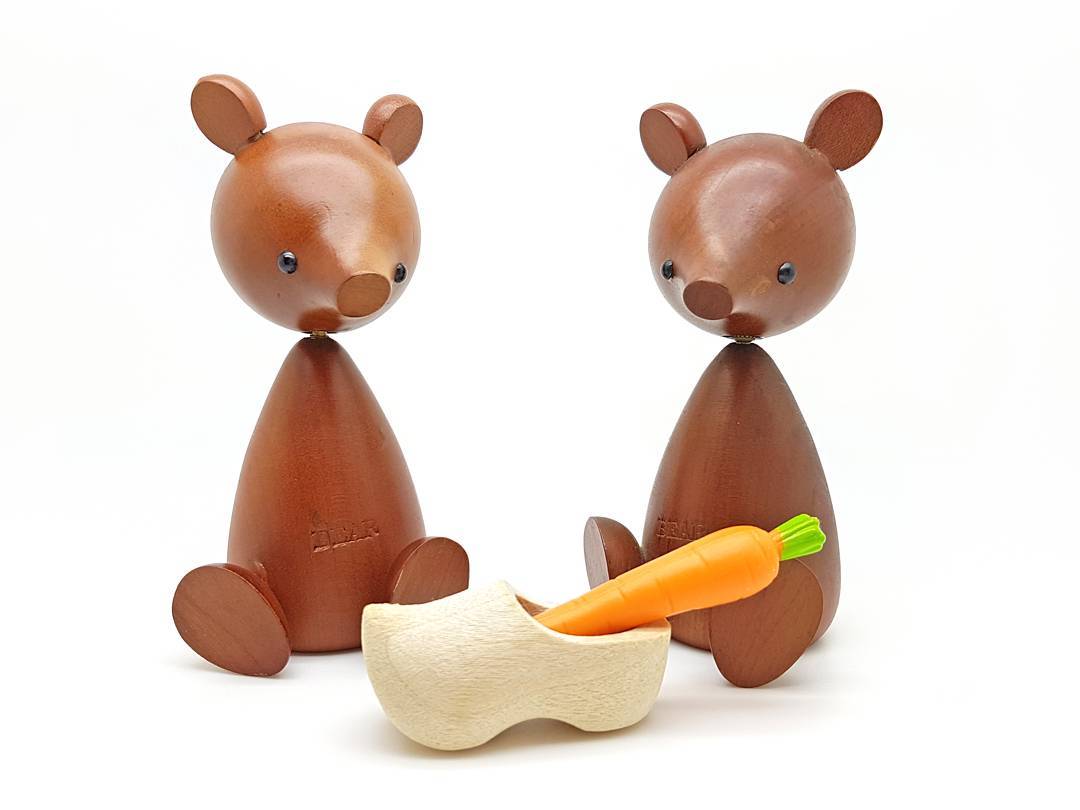 Oh boy, it's that time of the year again! 🎁

#5december #sinterklaas #sinterklaas2017 #dutchtradition #dutch #woodenshoes #amerigo #schoenzetten #beer #bear #woodenbear #wooddesign #wooddecor #japanesevintage #homedecoration #kawaii #weirdthingsdutchpeopledo