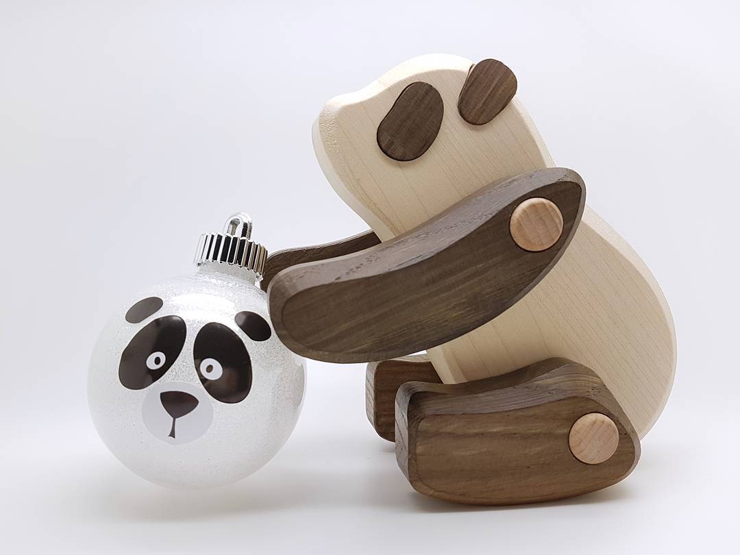 Christmas DIY 🎄 De witte kunststof kerstballen van @ikeanederland laten zich uitstekend combineren met de panda stickerset van @jetjesenjobjes. Minimale inspanning, maximaal resultaat! 🐼
#kerstbijnietvoeren #ikeabijmijthuis #zilverblauwkerst #diy #christmas #christmas2017 #kerstmis #kerstballen #kerstversiering #christmasdecorations #zwartwittekerst #pandasia #pandalove #panda #kawaii #wooddecor #wooddesign