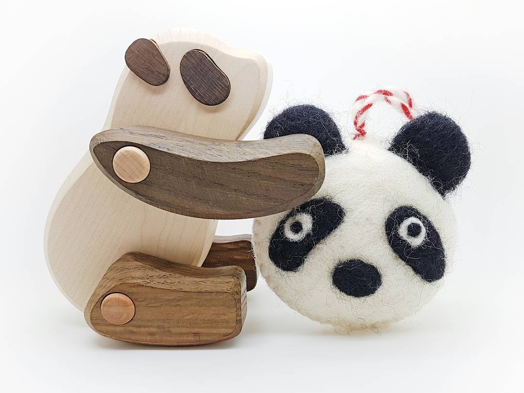 Geloof mij maar, panda's in de kerstboom zijn helemaal hip en happening dit jaar! Deze schattige pandahangers van vilt vond ik gisteren bij Butlers in Münster. 🐼🎄
#kerstbijnietvoeren #meinbutlers #felted #feltedanimals #zwartwittekerst #kerst2017 #christmas2017 #weihnachten2017 #christmasdecorations #kerstversiering #pandaboom #pandalove #kawaii #woonaccessoires #woondecoratie #urbanzoo