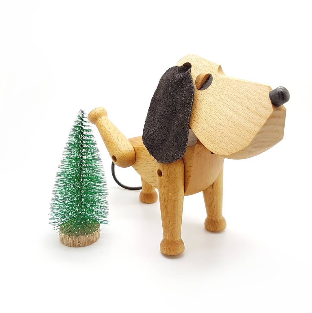 Een heleboel kerstballen in huis, maar nog steeds geen boom. 🙈 Straks op jacht naar een man. Een Nordmann welteverstaan! 🌲😆
#strakkeplanning #kerststress #kerstboom #christmastree #kerst2017 #dog #oscar #hansbølling #architectmade #danishdesign