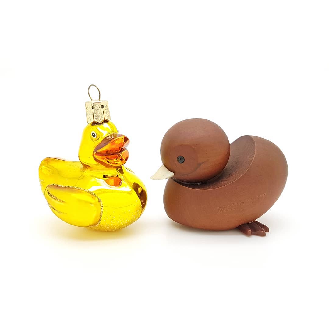 Hey bro... your shiny outfit is sooo yesterday! 🙈
#kerstbijnietvoeren #bijenkorf #eend #duck #twins #kitschmas #baubles #yesterday #kawaii #japanesevintage #wooddecor #wooddesign #homedecoration