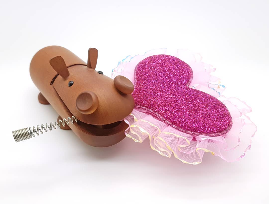 Ever wondered what a love bite looks like? 💕 Fijne Valentijnsdag lieve volgers! 💕
#nietvoeren #valentinesday #valentijnsdag #14februari  #valentinesday2018 #bemyvalentine #lovebite #liefde #nijlpaard #hippo #hippopotamus #moomin #japanesevintage #kawaii