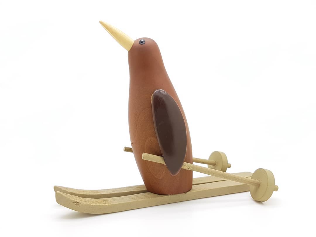 Skiing. Turn right. Turn left. Repeat as necessary. ⛷

Is deze pinguin naar wens @jolanberendsblom? 🐧

#olympischespelen #winterolympics #wintergames #winterspelen #pyeongchang2018 #skiing #instaski #freestyleskiing #penguin #pinguin #kawaii #nietvoeren