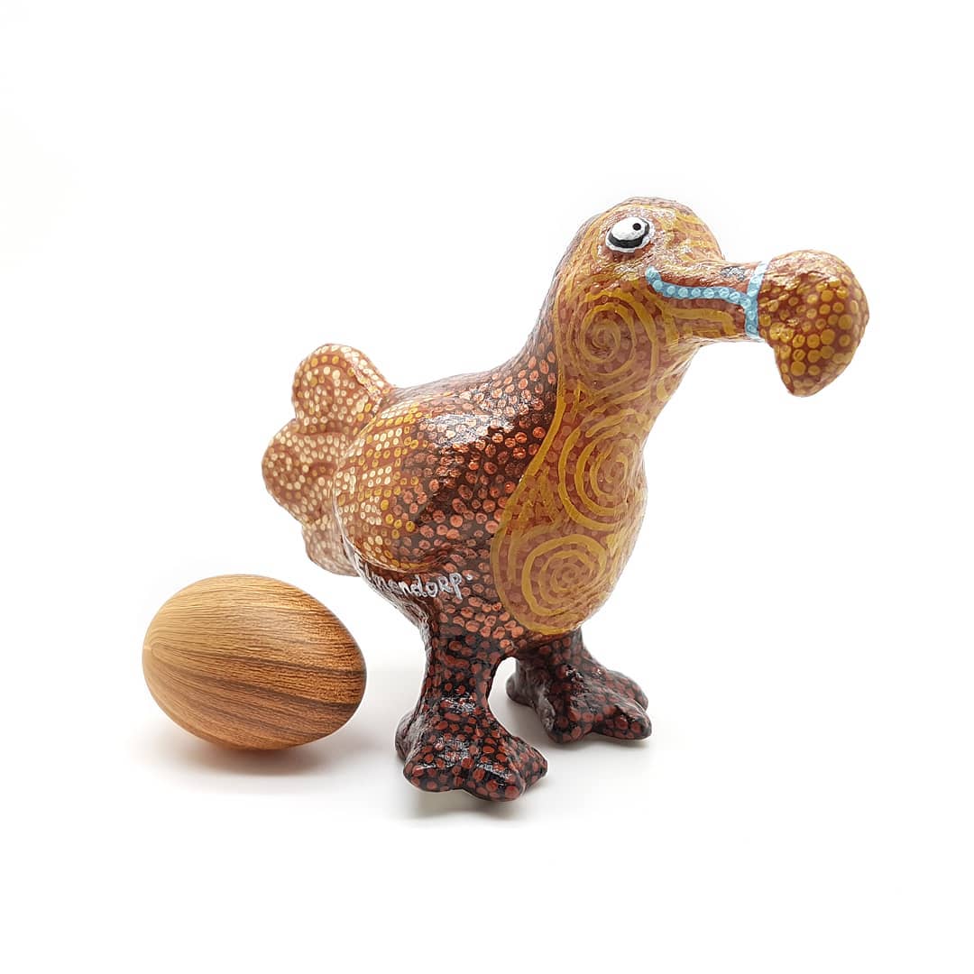 In mei leggen alle vogels een ei! 🥚
Deze vrolijke dodo is een creatie van de getalenteerde Manon Elmendorp. Meer van dit moois zien? Check @manonelmendorpartworks 
#gofollow #dodo #mauritius #extinction #handmade #dotart #dutchdesign #birdphotography #kawaii