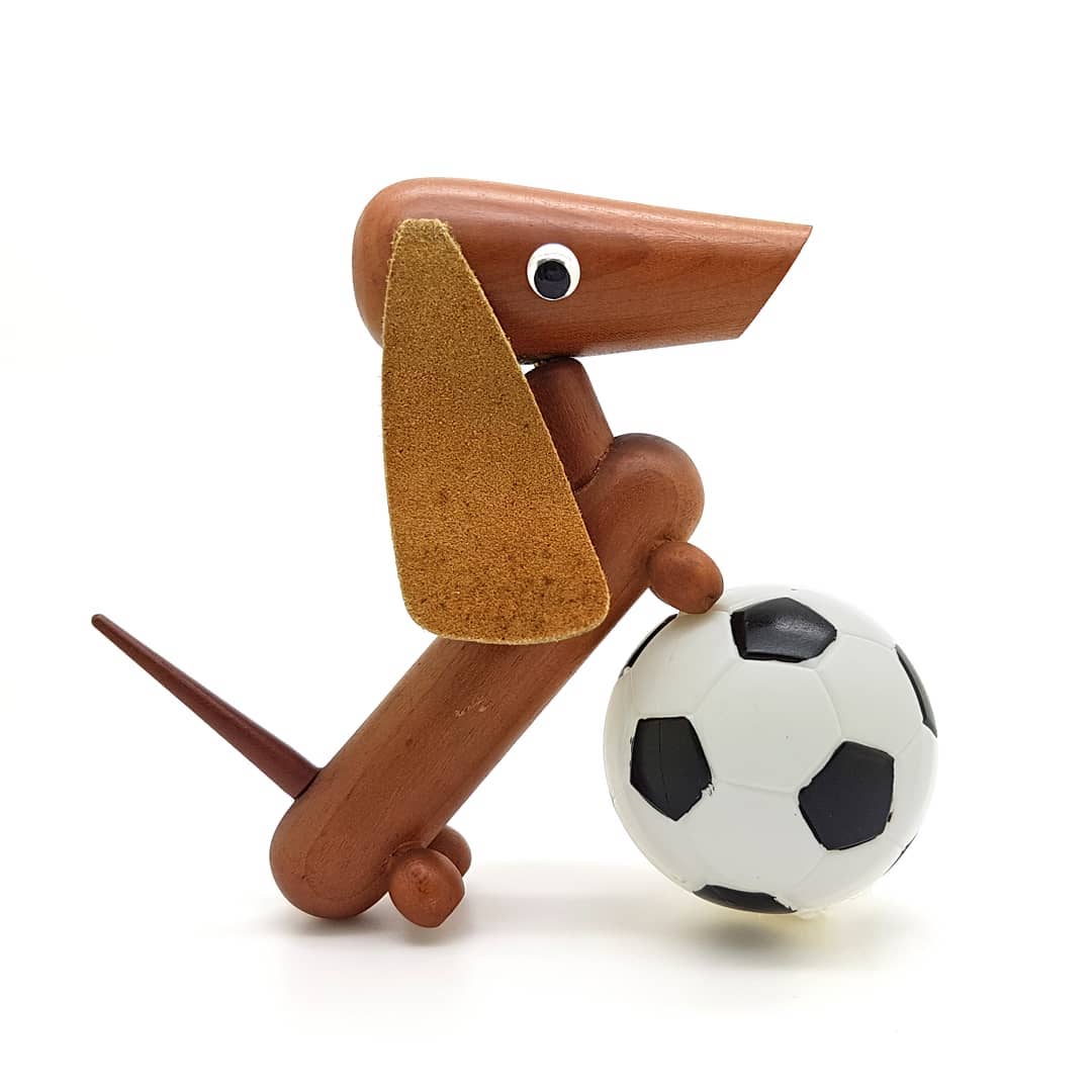 Tackle (m; -s) het fysiek aanvallen van een tegenstander om de bal te bemachtigen ⚽️ #teckel #dachshund #instadog #wkvoetbal #wk2018 #wc2018 #fifaworldcup #worldcuprussia #voetbal #tackle #kawaii #senshukai #woondecoratie #homedetails #retrohome #retrodecor #eclecticdecor #nietvoeren