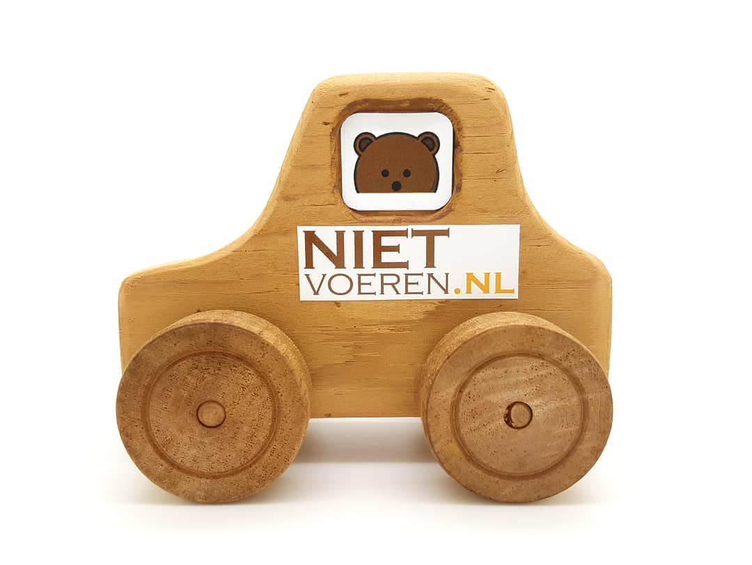 Ik heb een auto van de zaak!
Got myself a company car!
🚗
Gekocht via Marktplaats, dit leuke houten autootje uit 1958. Ik heb 'm door de wasstraat gehaald en heb er een 'no foodtruck' van gemaakt! 😆

#marktplaatsvondst #upcycling #autovandezaak #bedrijfswagen #companycar #occasion #oldtimer #1958 #nofoodtruck #thriftshop #snoopy #ecotoys #woodtoys #wooddesign #wooddecor #instadecor #nietvoeren