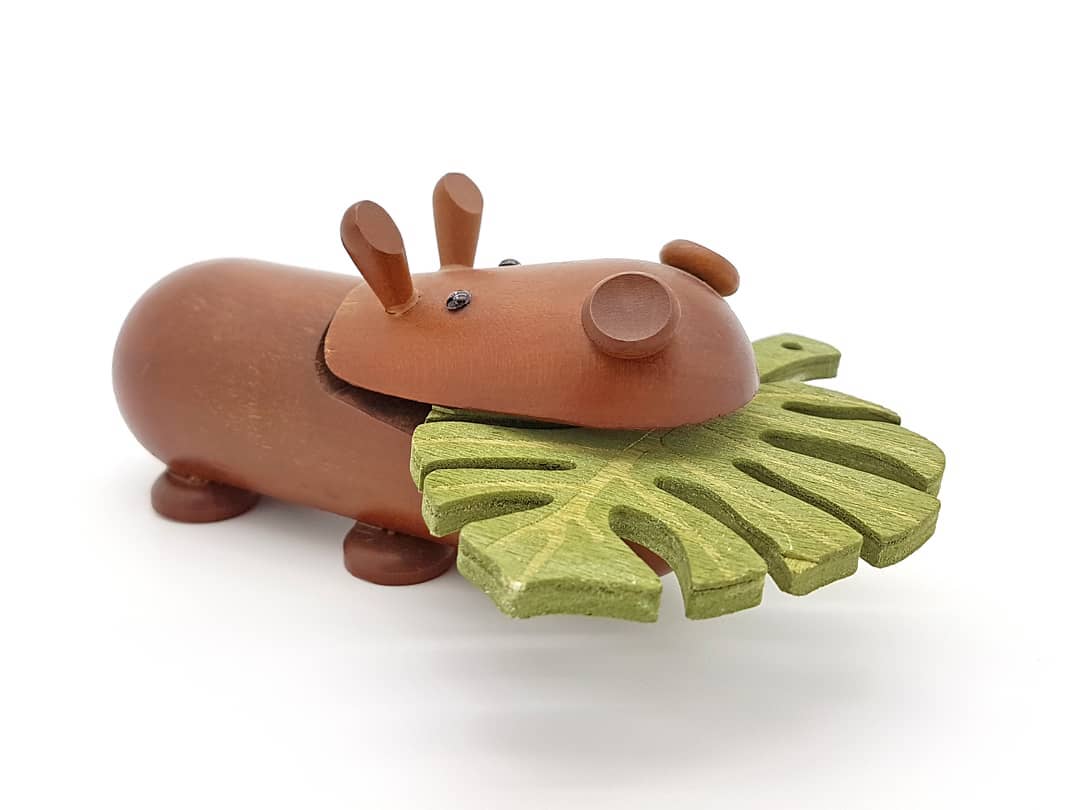 Hippopotamus with monstera deliciosa. 🌿
#monsteramaandag #monsteramonday #monsteramadness #monsteraleaf #indoorjungle #urbanjungle #gogreen #hippo #nijlpaard #kwantuminhuis #kawaii #wooddecor #wooddesign #woodenanimal #homedetails #homeaccents #nietvoeren