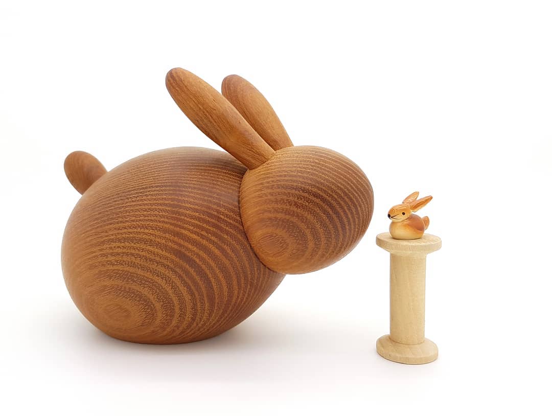 Ben ik nog op tijd voor #miniaturethursday van @illeke.nl? ⏰ Het piepkleine konijntje op het sokkeltje is een houten letterbakfiguurtje uit mijn kindertijd en is ruim veertig jaar oud... you do the math! 🤐

#throwbackthursday #tbt #konijntje #kaninchen #rabbit #bunny #bunnylove #letterbak #letterbakgeneratie #seventies #jeugdsentiment #notforsale #kawaii #kiss #wooddecor #wooddesign #homedecor #interiordetails