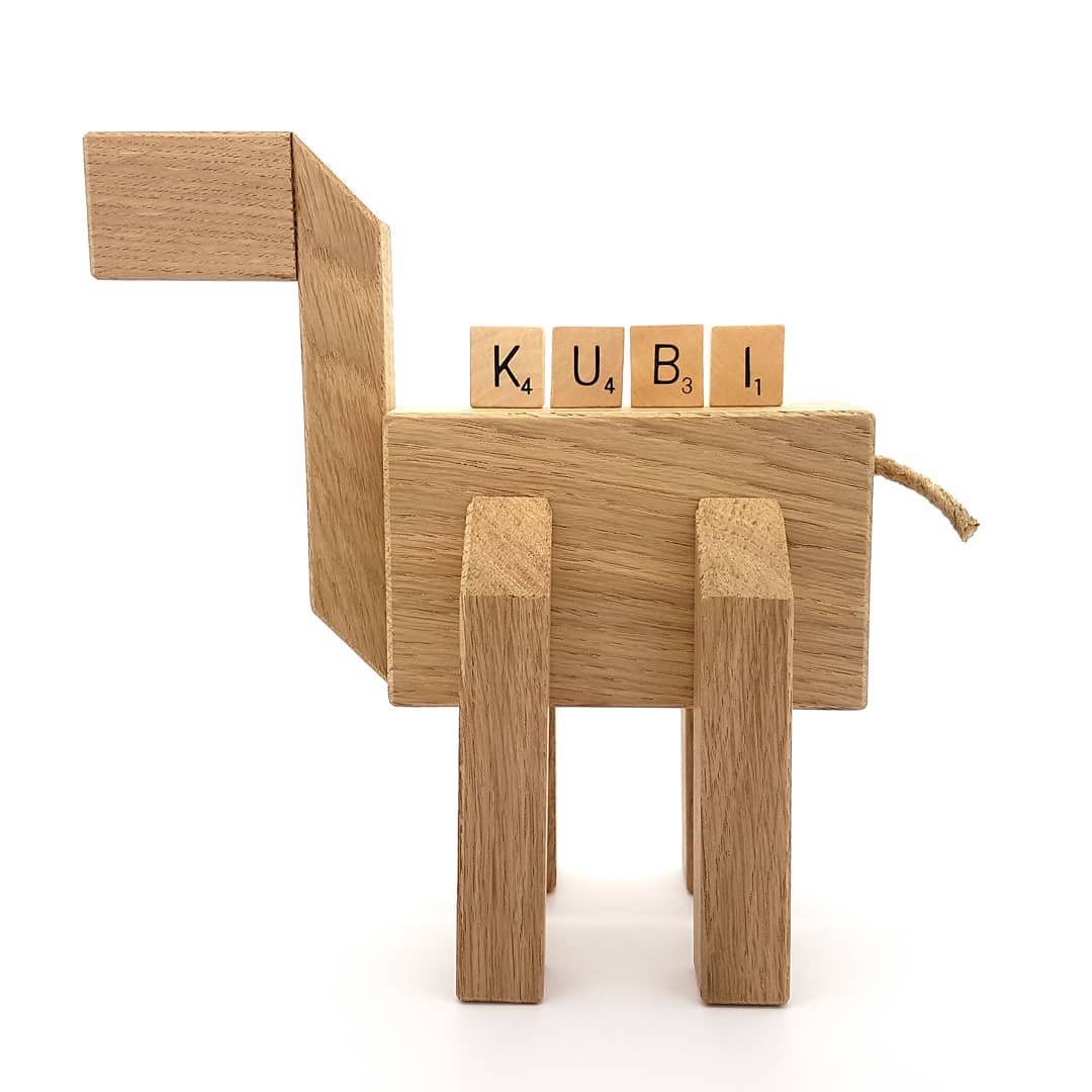 Afgelopen zaterdag reisde ik af naar Hannover voor een ontmoeting met product designer Simon Kux. Simon is bedenker en maker van KUBI, een houten decoratiediertje met zo min mogelijk details (afgezien van het sisal staartje). Na een leerzame rondleiding door zijn atelier keerde ik uiteindelijk met een kofferbak vol KUBI's huiswaarts. Wat een bijzonder leuke dag heb ik gehad! Vielen Dank für Ihre Gastfreundschaft Simon! 👋
De eikenhouten versie van KUBI is binnenkort te koop in mijn webshop. Stuur me een DM als je niet kunt wachten. 😉

Last Saturday I had a pleasant meeting with product designer Simon Kux in his studio in Hannover. Simon is the creator of KUBI, a wooden animal based on cubist shapes, which will soon be available in my webshop! 🐾

#simonkux #hannover #kubi #holztier #decoratiediertje #germandesign #minimalistdesign #minimalisticdesign #minimalism #kubus #handmade #handcrafted #wooddesign #wooddecor #woonaccessoires #woondecoratie #urbanzoo #bittenichtfüttern #nietvoeren