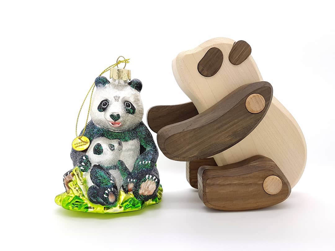 Deze schitterende pandabal shopte ik gisteren bij @tuincentrumborghuis en krijgt volgende maand een mooie hangplek in m'n pandaboom! 🌲🐼 Nog maar 45 nachtjes slapen!

#kerstvoorpret #tuincentrumborghuis #christmasworld #kerstmarkt #kerstboom #kerstbal #christmasornament #christmasdecoration #kerstmis2018 #christmas2018 #weihnachten2018 #pandastuff #thepandacrafts #wuwen #xingya #blingbling