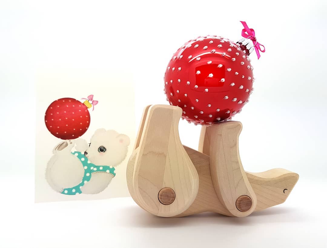 Sinds ik de kerstkaarten van @illeke.nl in huis heb, denkt de ijsbeer dat ie een circusbeer is. 🎪
#noortje #ijsbeer #polarbear #copycat #twins #kunstje #kerstmis2018 #christmas2018 #kerstkaart #christmascard #kerstbal #christmasbauble #bauble #kerstversiering #treedecoration #wooddecor #wooddesign #woodenbear #beardesign #kawaii