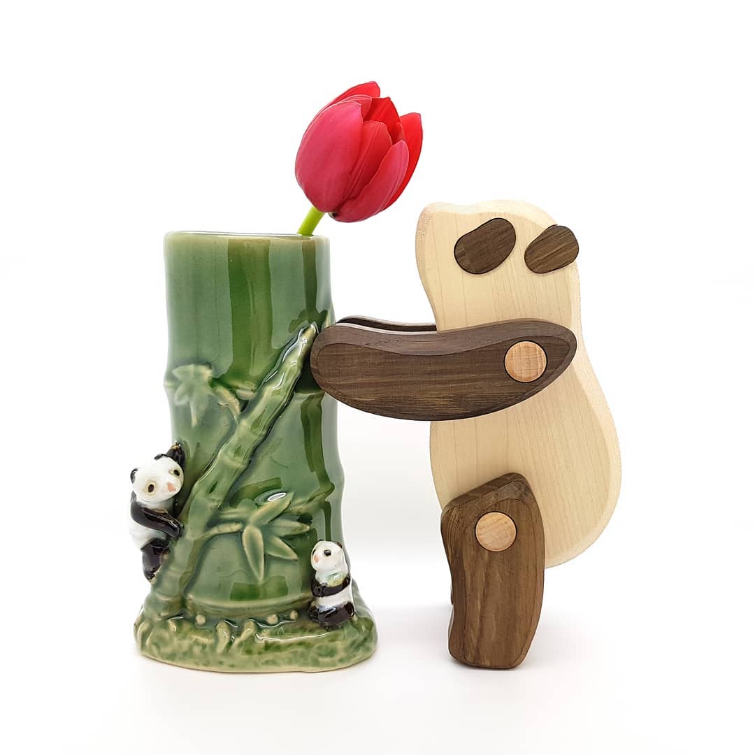 One panda is a pleasure, three pandas are a treasure! 💕
@cozyday #treasure_tuesday #dienstagsschätze #vasenmittwoch #marktplaatsvondst #thriftfind #thriftshop #vintagevase #pandavase #pandakitsch #pandastuff #pandalove #instapanda #kawaii #tulip #tulp #wooddesign #wooddecor #vintagedecor #instadecor #nietvoeren