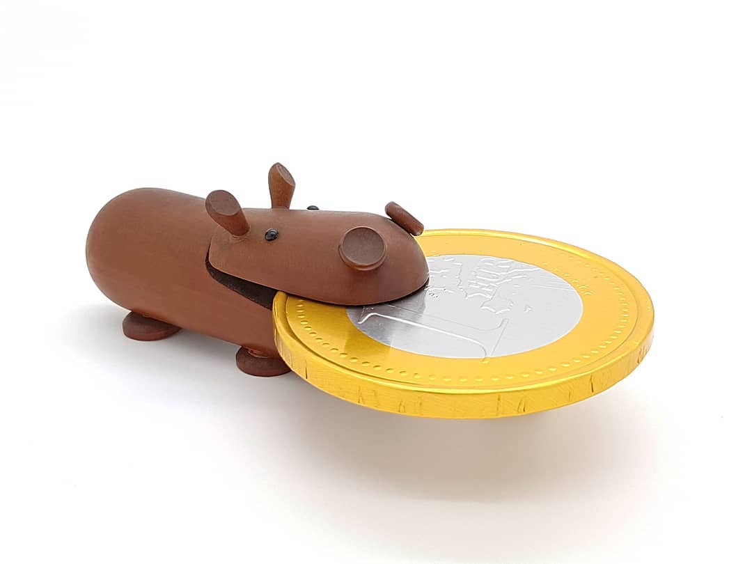 Gold makes the ugly beautiful - Molière 😋
#chocolademunten #chocoladegeld #chocolatecoins #chocolatemoney #sinterklaas #5december #pakjesavond #spaarvarken #piggybank #18kt #gold #nijlpaard #hippo #hippopotamus #holztiere #woodenanimals #urbanzoo #indoorjungle #wiezoetiskrijgtlekkers #nietvoeren