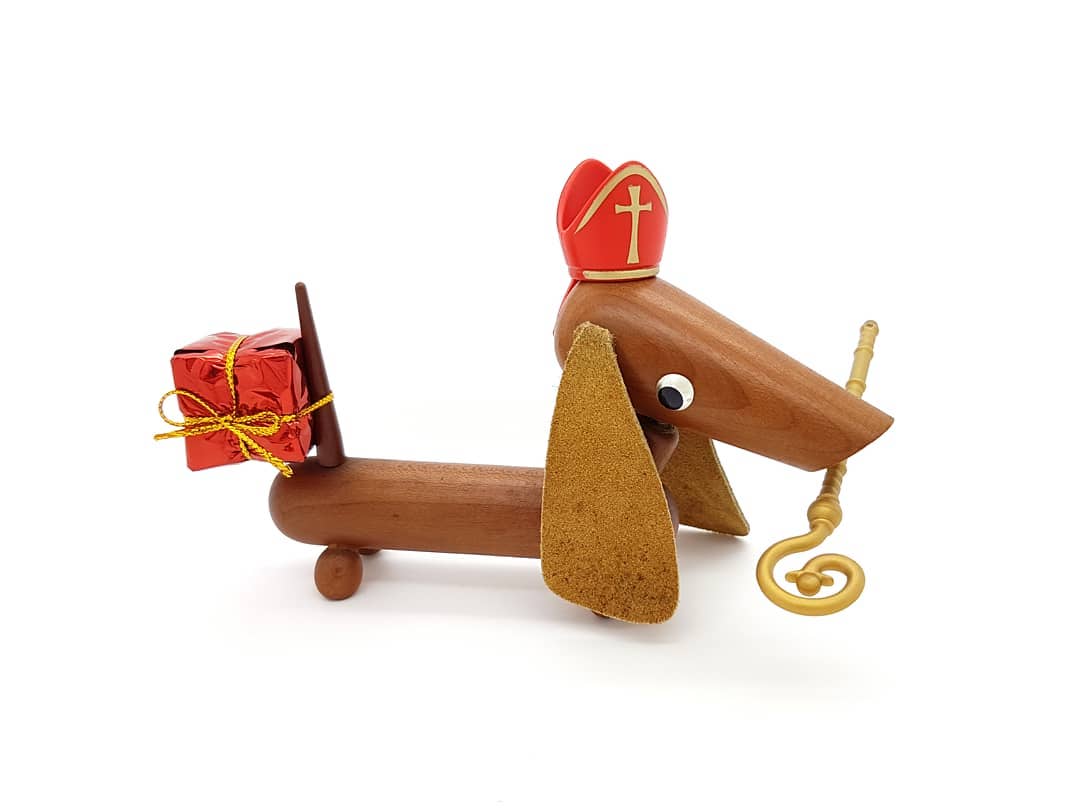 Hulphond 🎁
#hulphond #hulpsint #sinterklaas #5december #pakjesavond #mijter #staf #santaclaus #teckel #dachshund #wienerdog #sausagedog #dogsofinstagram #kawaii #dagsinterklaasje #spanje