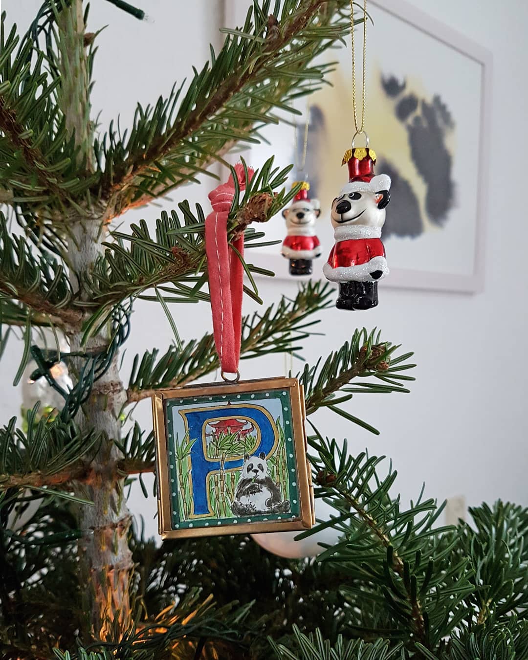 P is for Panda tree! 🐼🌲
The tiny little panda painting in the golden frame measures 5 square centimetres and is custom-made by Alison Rosby from the @thequickbrownfoxuk. Go check out Alison's IG account for more charming examples of her so-called Little Letters. Chances are that you might want one for yourself as well. Or two. Or 26... 😅

#pandatree #christmastree #pandaboom #kerstboom #christmastreedecoration #christmastreeornament #christmas2018 #kerstmis2018 #xmas #merrychristmas #zwartwittekerst #littleletters #giantpanda #pandapainting #pandalove #pandamania #wuwen #xingya #custommade #musthave #kawaii #alphabet #miniature #miniaturethursday
