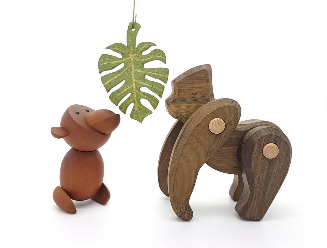 Monstera monkeys!🌿
#monsteramonday #monsteramaandag #monsteramadness #monsteraleaf #monstera #urbanjungle #urbanzoo #gogreen #gorilla #chimp #aap #affe #singe #monkey #monkeys #monkeybusiness #monkeylife #monkeysofinstagram #woodenmonkey #wooddesign #wooddecor #nietvoeren #bajowoodentoys