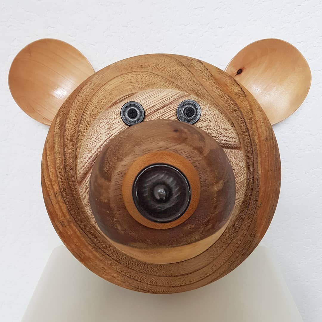 Van oude houten schaaltjes, pollepels, damstenen en een paar schroeven knutselde ik afgelopen weekend mijn allereerste recyclebeer! 😅
Recyclebear, made out of second hand wooden bowls, spoons, checkers and a couple of screws! 
#prototype #testsample #proefdier #kringloopkunst #kringloopgeluk #junkart #recycleart #upcycleart #upcycling #wallhanging #muurfiguur #walldecor #wooddecor #wooddesign #woodenbowl #woodenspoon #checkers #instacraft #huisvlijt #handmadebyme #meteenbeetjehulpvanmnvader