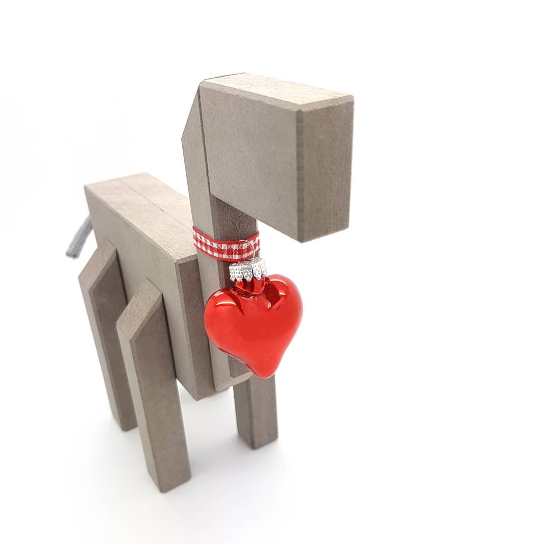 Today's dress code: romantic chic! ❤
#valentinesday #valentijnsdag #happyvalentinesday #funnyvalentine #valentijn #14februari #14february #love #liefde #romance #sweetheart #necklace #dresscode #kubi #simonkux #germandesign #minimalisticdesign #minimalism #holztier #woodenanimal #nietvoeren