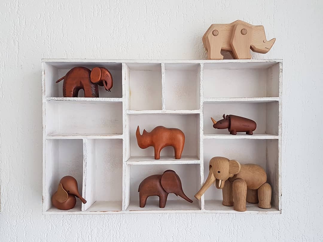 This week's entry to #treasure_tuesday is my collection of rhinos and jumbos!🦏🐘
#dienstagsschätze #rhino #neushoorn #nashorn #jumbo #hallojumbo #olifant #elephant #elefant #kayboyesen #danishdesign #bolig #senshukai #japanesedesign #urbanzoo #urbanjungle #letterbak #collectibles #hout #wooddesign #wooddecor #woodlove #nietvoeren
