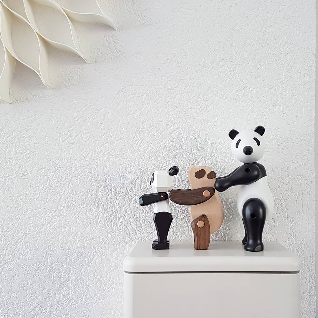 Panda parade! 🐼🌿 #kaybojesen #kaybojesenpanda #kenzimurabayashi #bajowoodentoys #pandaparade #polonaise #pandapower #pandamania #instapanda #pandacollection #giantpanda #reuzenpanda #panda #wuwen #xingya #shelfie #kawaii #interiordetails #instadecor #naturaldecor #urbanzoo #urbanjungle #drieopeenrij #nietvoeren