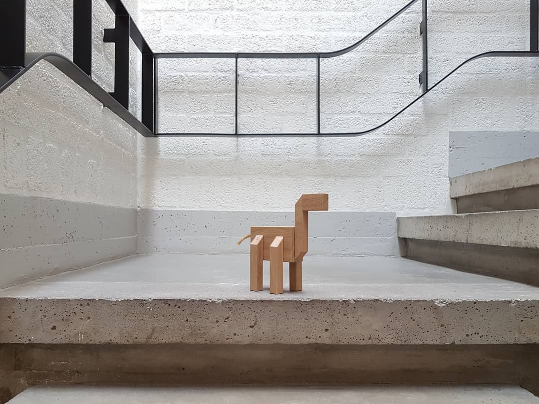There's beauty in simplicity!
#kubi #simonkux #cubicus #utwente #universityoftwente #trappenhuis #staircase #lessismore #minimalism #abstract #abstractart #concretejungle #woodenanimals #holztier #wooddesign #woodcraft #woodlovers #homedecor #interiordetails #woonaccessoires #nietvoeren
