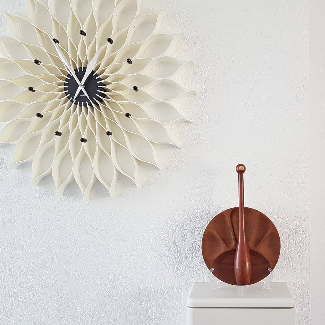 Helemaal zelf in elkaar geknutseld, deze recyclepauw! 💪😅 Hij is gemaakt van een houten fonduebord, een gymnastiekknots en een schaakstuk, alles afkomstig uit de kringloopwinkel.
🇬🇧 Recyclepeacock, handmade by me by putting together several wooden items I found at the thrift store. Swipe.
#hogereknutselkunde #recyclepauw #kringloopwinkel #kringloopvondst #kringloopcreatie #thriftshop #thriftstore #junkart #recycleart #upcycleart #upcycling #walldecoration #walldecor #muurfiguur #reclaimedwood #handcrafted #instacraft #diy #handmade #pauw #peacock #woodenbird #woodlovers #woodcraft #makewastebeautiful