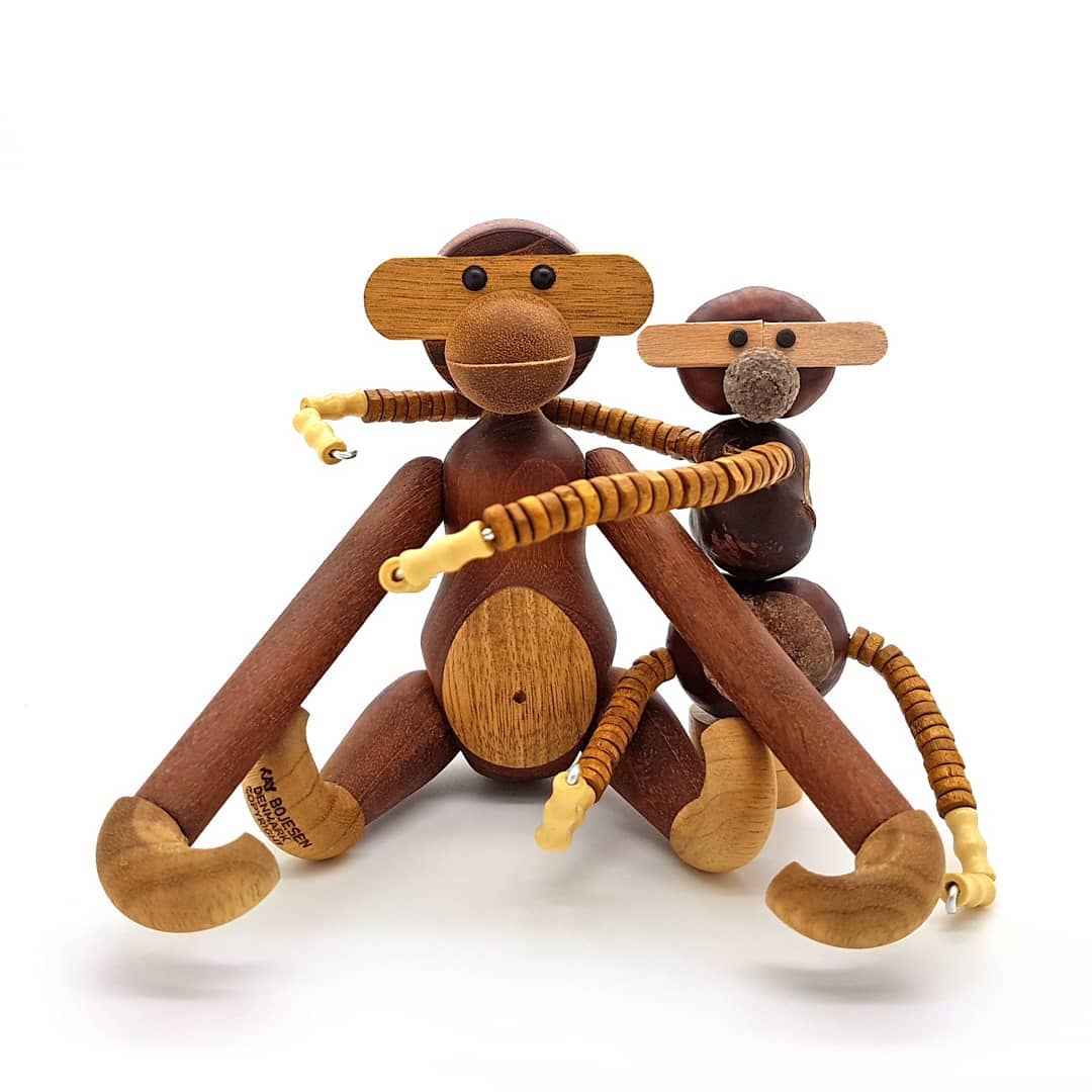 Monkey see, monkey do! 🙈
Nauwelijks van echt te onderscheiden, mijn zelfgemaakte kastanje-aapje. 😉 Swipe.
Met dank aan mijn lieve nichtje Lara, die weer en wind trotseerde om voor mij de allermooiste kastanjes te vinden. 😘 En met dank aan @kuckilura_creative_ideas voor het originele idee.

#kastanjebeestje #kastanje #chestnut #herfst #herfstdecoratie #autumn #autumndecor #instadecor #autumnlove #nature #kaybojesen #kaybojesenmonkey #monkey #woodenmonkey #aapje #plagiaapje #monkeyseemonkeydo #handmade #zelfgemaakt #diy #recycling #danishdesign #dutchdesign #voorlara