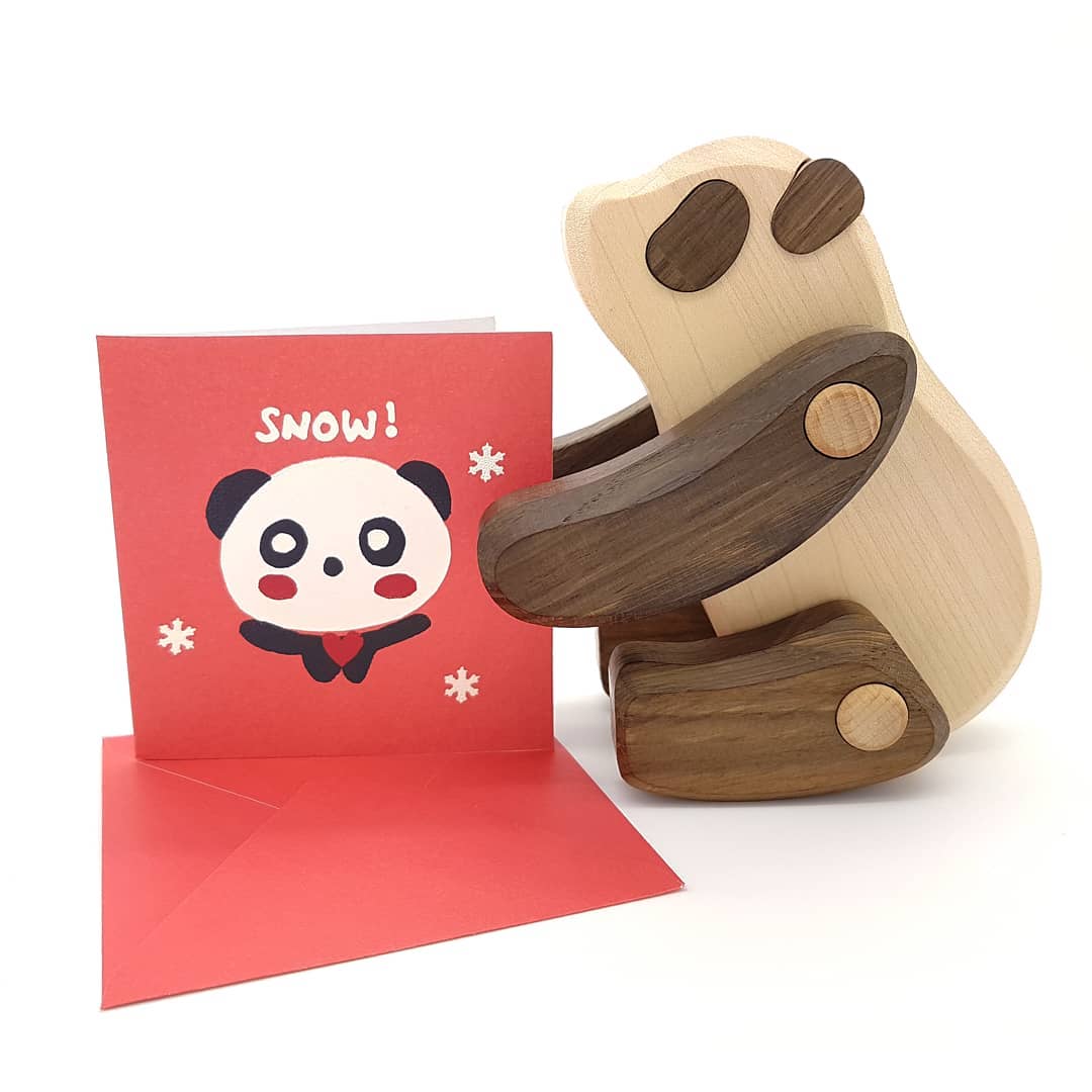 I'll be spreading panda love this Christmas, thanks to the supercute greeting cards designed by Jane Bowns! 💌
@janebprints #screenprint #screenprinting #zeefdruk #handmade #handprinted #handmadecards #greetingcard #christmascard #kerstkaart #weihnachtskarte #xmas #letitsnow #pandalove #pandacard #wooddesign #wooddecor #woodlove #justacard #youvegotmail #echtepost