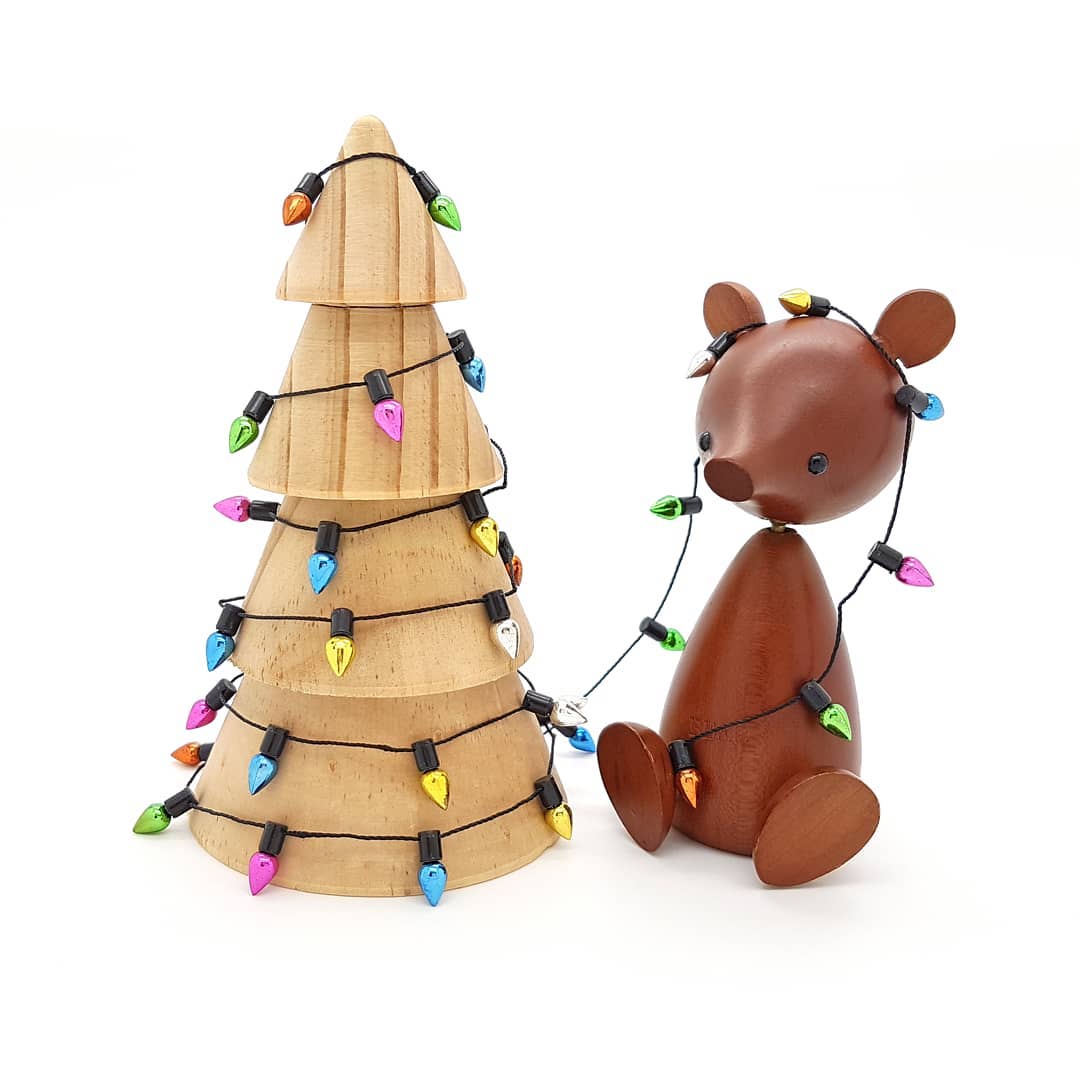 Soms kom je handen te kort... 😅
#shorthanded #christmastree #kerstboom #nordmann #christmaslights #stringlights #kerstlampjes #colourful #christmasdecoration #christmasiscoming #xmas #christmas #kerstmis #weihnachten #jul #holidaydecor #hohoho #hema #myhema #hemanederland #kawaii