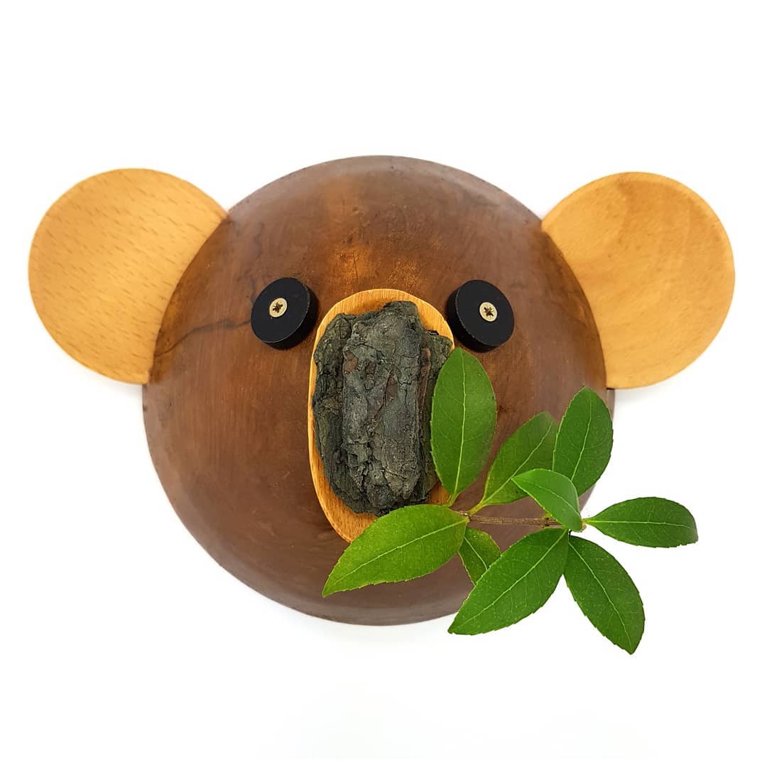 Recyclekoala, het resultaat van een middagje knutselen met kringloopmateriaal! 🐨
🇬🇧 Recyclekoala, made out of thrifted finds! 🐨
#pleasedonate #wwf #wnf #wnfnederland #soskoala #koala #koalabear #dropbear #eucalyptus #gumtree #upcycling #upcycleart #junkart #recycleart #handmade #homemade #kreatiefmetkringloop #muurfiguur #thriftshop #thriftstore #wooddesign