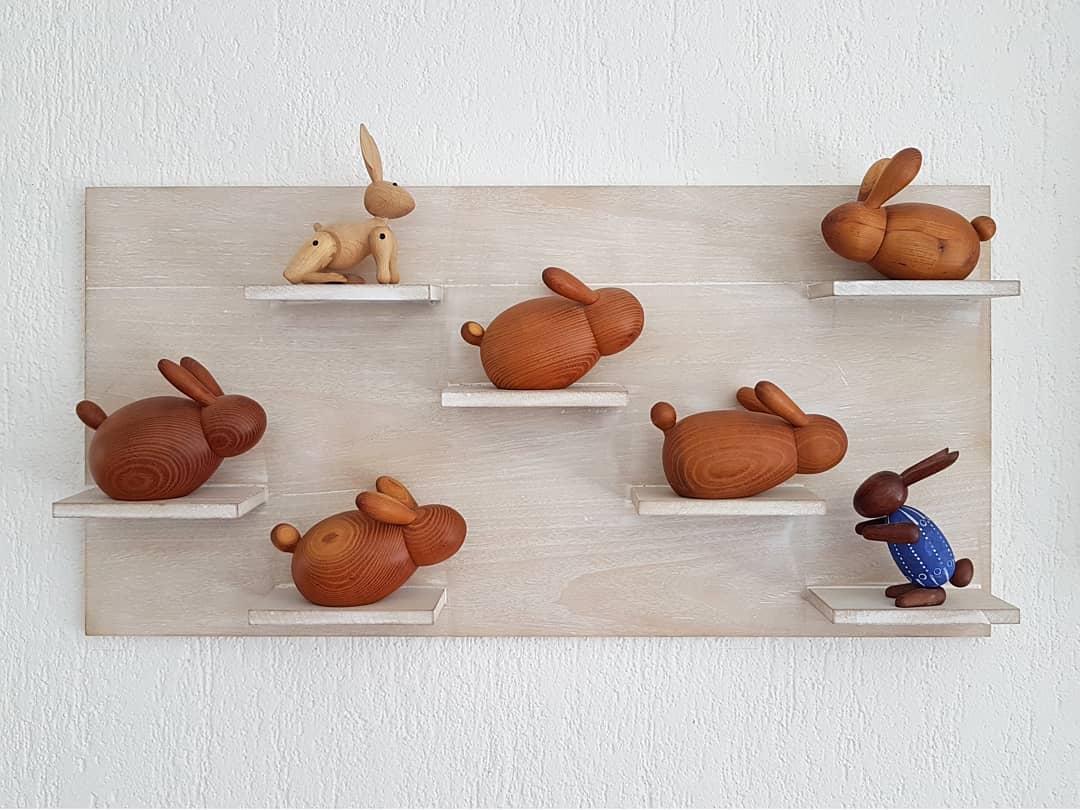 It's bunny season again! 🐰
#bunnies #bunniesofinstagram #instabunnies #bunnylove #easterbunny #eastertime #easter #kaybojesen #trefigur #midcenturydecor #retrodecor #holidaydecor #wooddecor #shelfie #paashaas