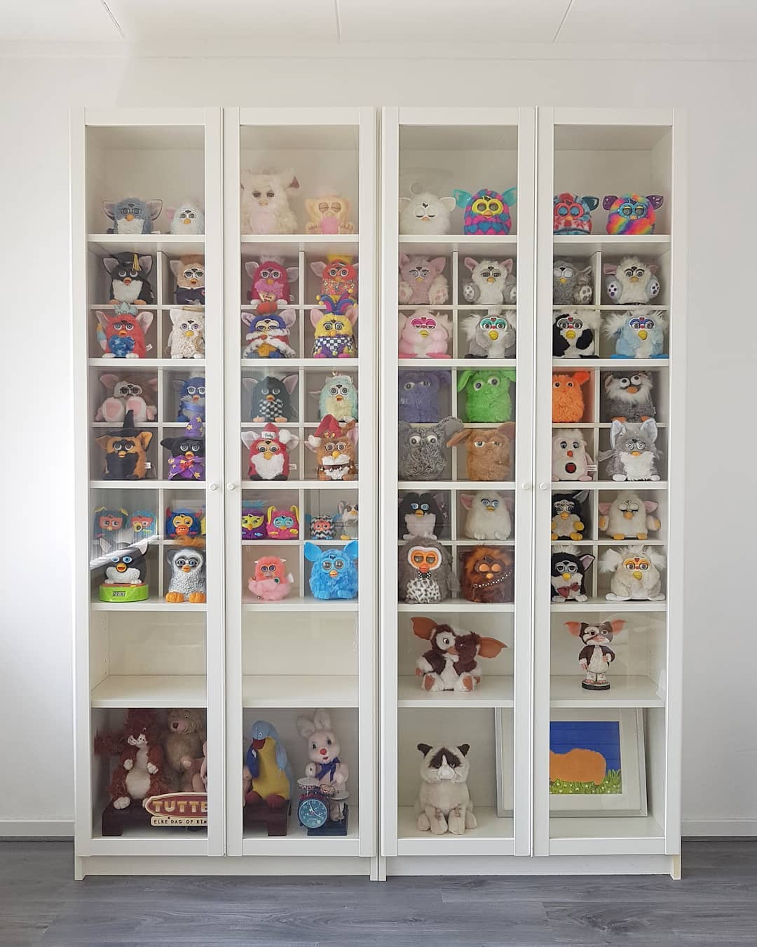 I've been pretty busy lately rearranging the cabinets, cause our house will be listed on Funda next week. Not sure though, if my bright-coloured Furby collection will attract potential home buyers, or scare them away... 🤔😆
#furby #furbycollection #furbycommunity #furbyfandom #furbylove #funda #platform #houseforsale #homeselling #ikea #ikeabilly #mariekondo #vintagetoys #tigertoys #hasbro #plushtoys #plush #gremlins #kawaii #furbyverzameling #furzameling