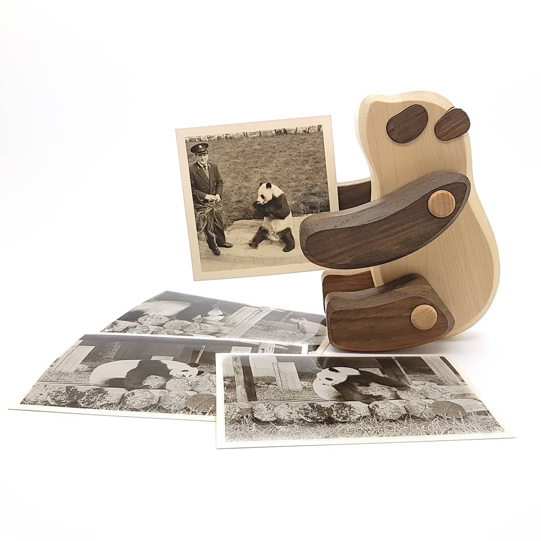 Op Marktplaats ontdekte ik vorige week een advertentie waarin een aantal oude pandafoto's te koop werd aangeboden. Het bleek om originele kiekjes van panda Chi Chi te gaan, die van 1958 tot aan haar dood in 1972 in London Zoo verbleef. Chi Chi was niet de eerste reuzenpanda in Europa, wel de beroemdste. In 1961 stond zij model voor het logo ontwerp van het Wereld Natuur Fonds. De verkoper op Marktplaats, een meneer uit België, bleek uiteindelijk over 27 foto's te beschikken die ik voor 12 euro van hem mocht overnemen. Een mooie aanleiding om m'n eigen pandamuseum te beginnen, vinden jullie niet?! 😉

#chichi #veryimportantpanda #vip #giantpanda #reuzenpanda #londonzoo #naturalhistorymuseum #wwf #wnf #endangeredspecies #pandalove #pandalover #pandapower #instapanda #fanxing #xingya #wuwen #marktplaats #collectorsitem #photooftheday #snapshot