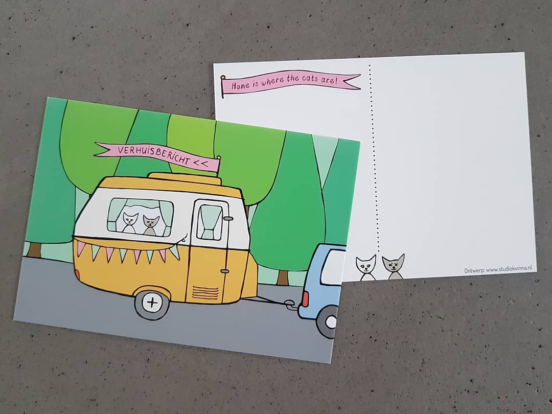 Begin vorige maand verhuisden mijn man en ik van Hengelo naar Deldenerbroek, een piepklein buurtschap verstopt in de bossen tussen Delden en Bornerbroek. Als verhuiskaart koos ik een bestaand kaartontwerp van @studiokvinna en ik vroeg aan eigenaresse Femke of ze het voor me wilde 'customizen'. Het resultaat is dit vrolijke verhuisbericht met onze katten Pedro en Wolfje in de hoofdrol! Want... home is where the cats are! 😻😻

#bedanktfemke #studiokvinna #hengelo #deldenerbroek #ambtdelden #twente #verhuisbericht #movingannouncement #newhome #wevemoved #wolfje #pedro #caravan #caturday #ikwooninhofvantwente