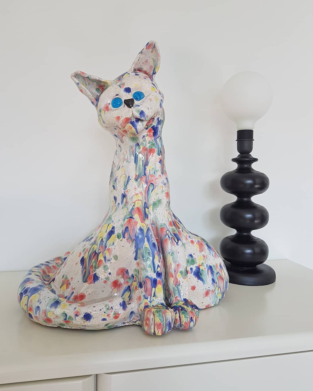 Anderhalve week geleden werd ik op slag verliefd op deze volslanke kater, die ik zag staan in de "instagram etalage" van galerie @ontmoetdekunst. Ik nam contact op met de eigenaresse, Patricia Polstra, en vroeg haar of de kater -die de toepasselijke naam Mr Confetti bleek te dragen- beschikbaar was voor adoptie. Dat bleek zo te zijn! Patricia nodigde me uit voor een kennismaking en twee dagen later ontmoette ik haar in Arnhem, waar Patricia op dit moment druk bezig is een voormalig kinderdagverblijf te transformeren in een pop-up galerie voor outsider art: een plek waar kunstenaars met een beperking hun werk kunnen exposeren.
Mr Confetti is een creatie van kunstenares @silviapolstra, weegt ruim 10 kilo en namen we maar wat graag mee naar huis (swipe 👉).
Meer van dit moois zien? Volg @ontmoetdekunst of check de website: www.ontmoetdekunst.nl
Meer weten over dit mooie initiatief? Neem contact op met Patricia via info@ontmoetdekunst.nl

#gofollow #kunstwerk #artwork #outsiderart #keramiek #ceramics #pottery #artcollection #meow #catsofinstagram #caturday #confetti #blueeyes #eyecandy #kwantuminhuis