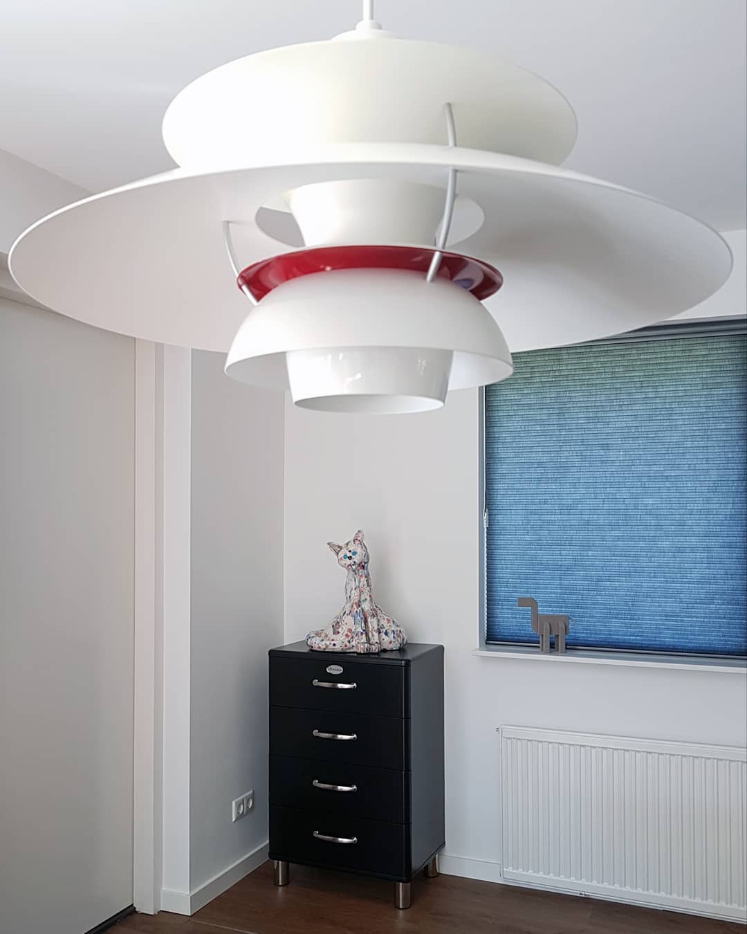 De meeste mensen kopen een kunstwerk voor op de kast. Wij kochten een kastje voor onder het kunstwerk! 🐈
#cornerofmyhome #hoekje #confetti #artwork #outsiderart #ceramics #malibu #tenzo #kastje #leenbakker #kubi #ph50