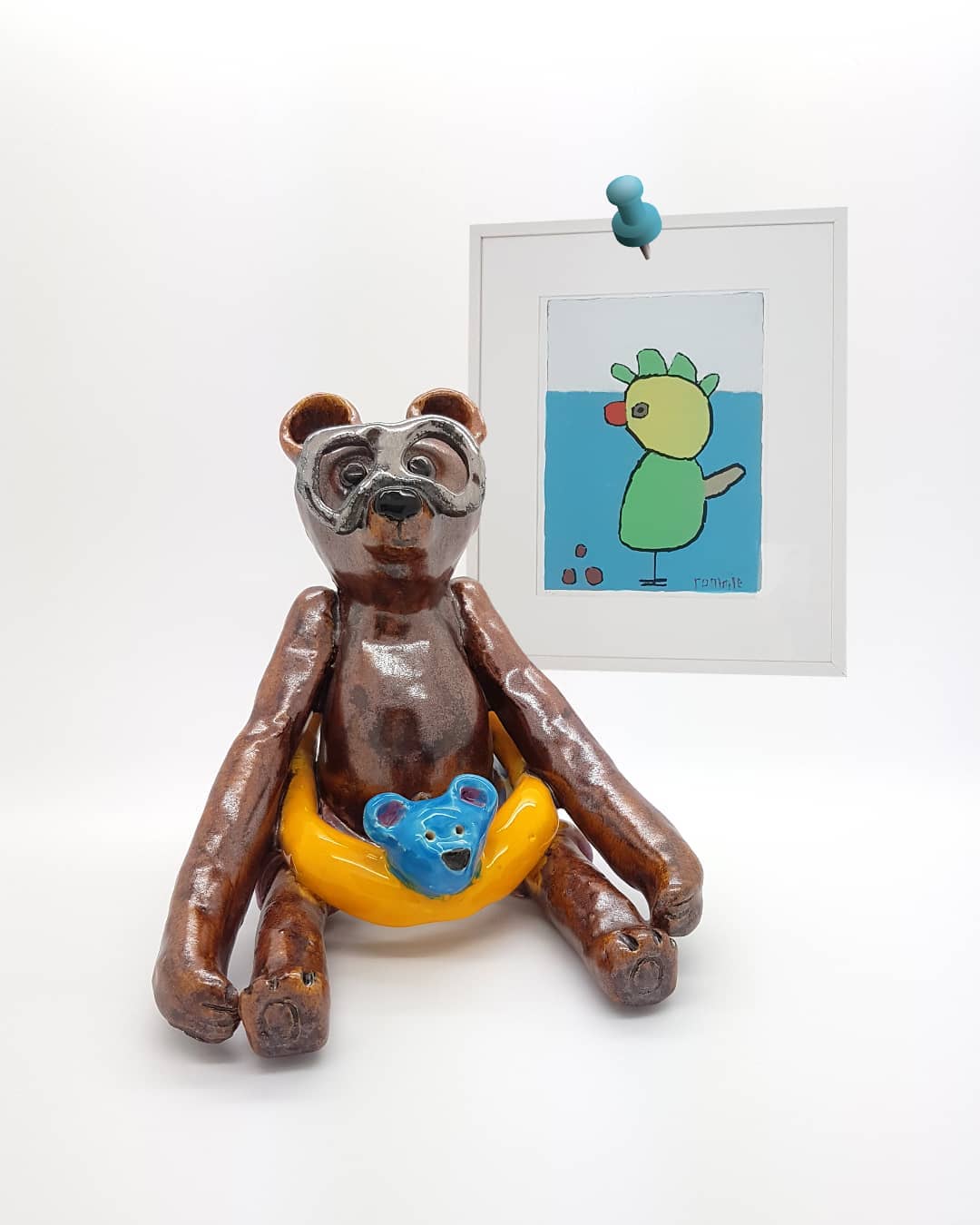 Last Sunday my husband and I had an afternoon well spent at our favorite art gallery "Ontmoet de Kunst" in Arnhem, where we enjoyed looking at a varied collection of paintings and sculptures made by talented artists in so called "dagbesteding ateliers". It's obvious that we did not leave the gallery empty-handed. We returned home with a loveable ceramic bear sculpture created by @silviapolstra. And a brightly colored screen print of a baby chicken made by Femmie Peters.
🐻🐤 Check @ontmoetdekunst to see more artworks currently on display. Or visit the open days, today or tomorrow! 

#artgallery #kunstkijken #arnhem #zaterdag #zondag #mustsee #weekendtip #opendagen #outsiderart #artcollection #handmade #ceramics #keramiek #screenprint #zeefdruk #bearlovers #birdlovers #artlovers #ontmoetdekunst #verwonderen