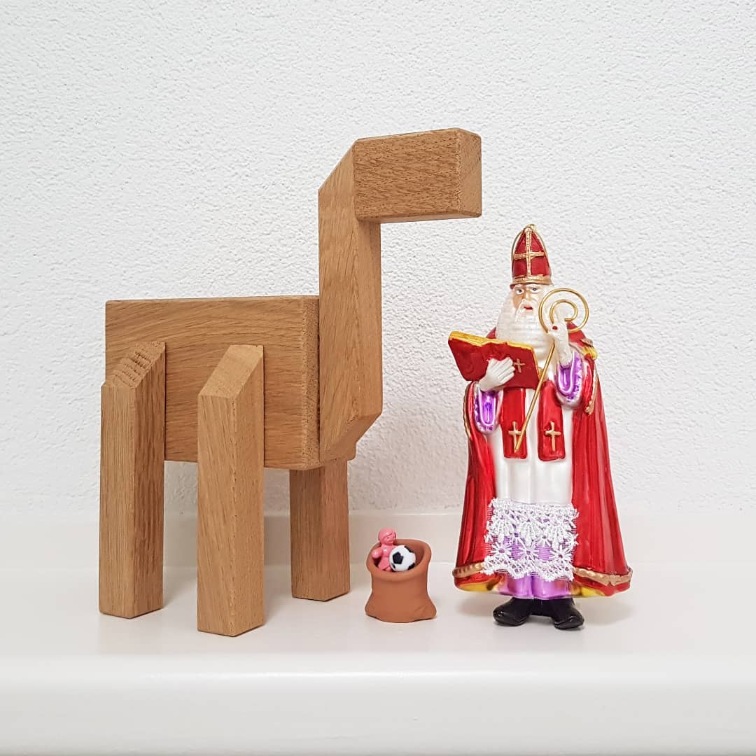 Welcome to Holland, old friend!
#sinterklaas #sint #santaclaus #santa #dutchtradition #5december #pakjesavond #spanje #kubi #schimmel #ozosnel #welcome #welkom #kerstbal #kerstboom #christmastree #treeornament #kitschmas #xenos